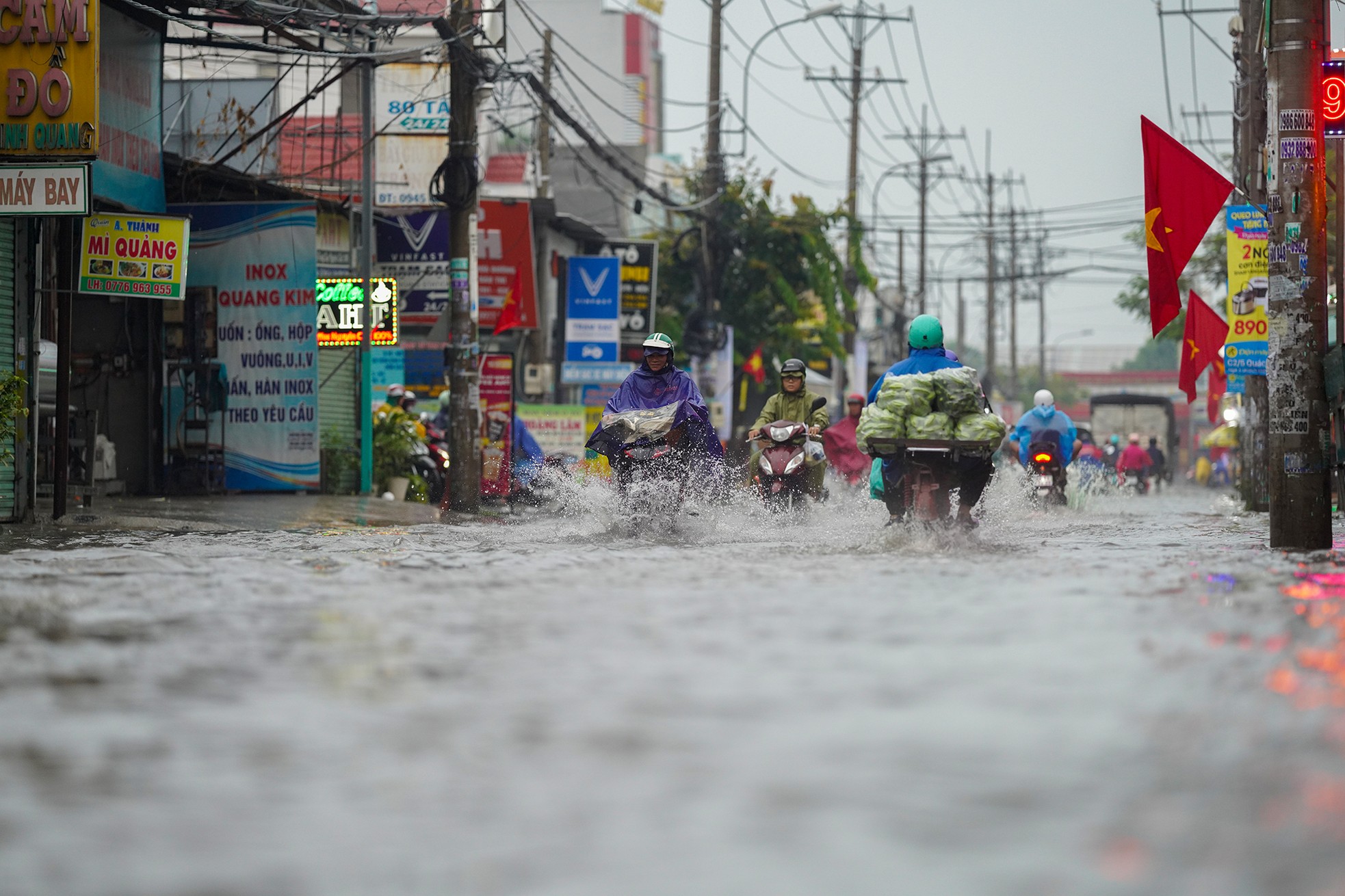 Mưa như trút ở TPHCM, xe chết máy hàng loạt, đường hoá sông - Ảnh 10. Mưa như trút ở TPHCM, xe chết máy hàng loạt, đường hoá sông - Ảnh 10.