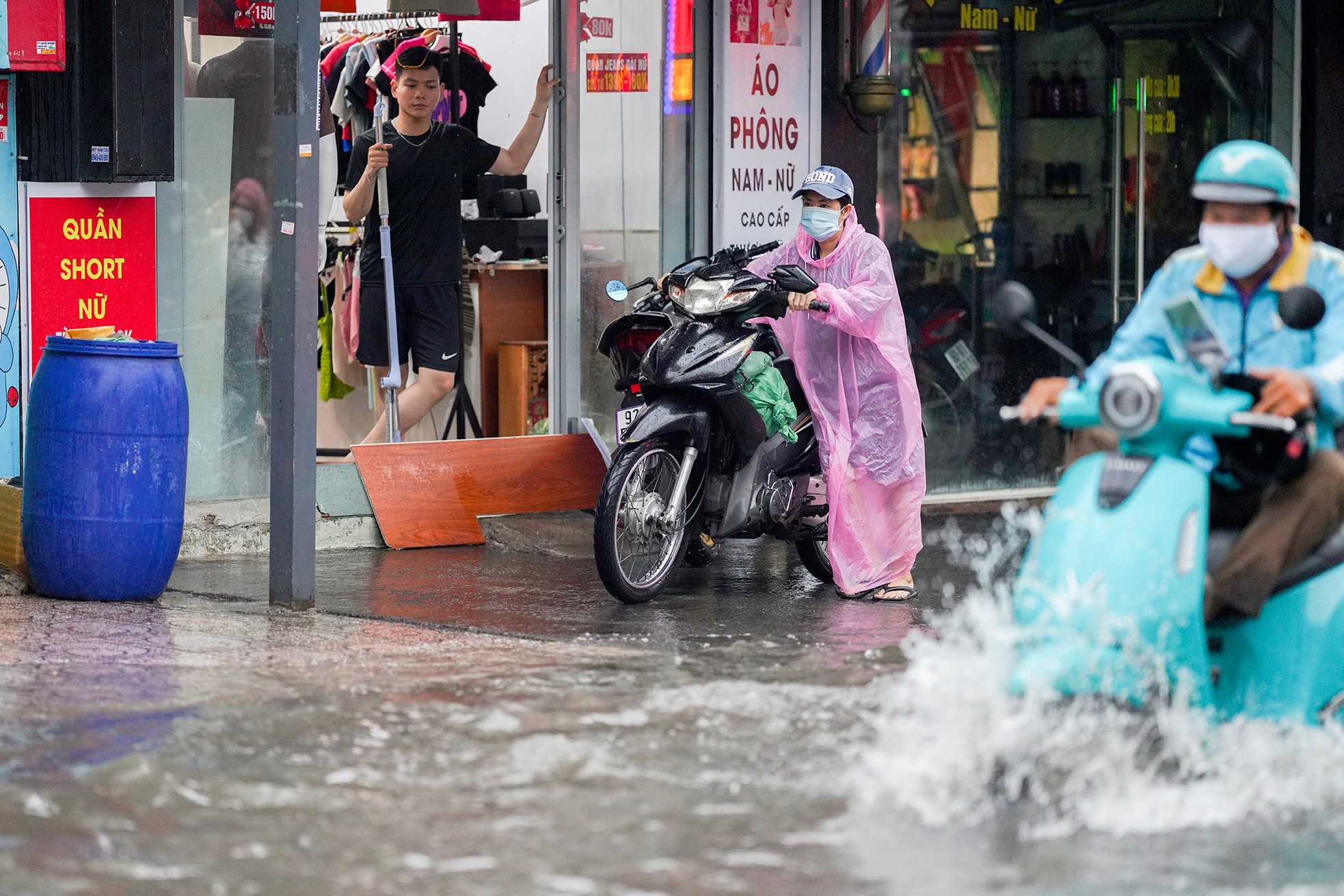 Mưa như trút ở TPHCM, xe chết máy hàng loạt, đường hoá sông - Ảnh 12. Mưa như trút ở TPHCM, xe chết máy hàng loạt, đường hoá sông - Ảnh 12.