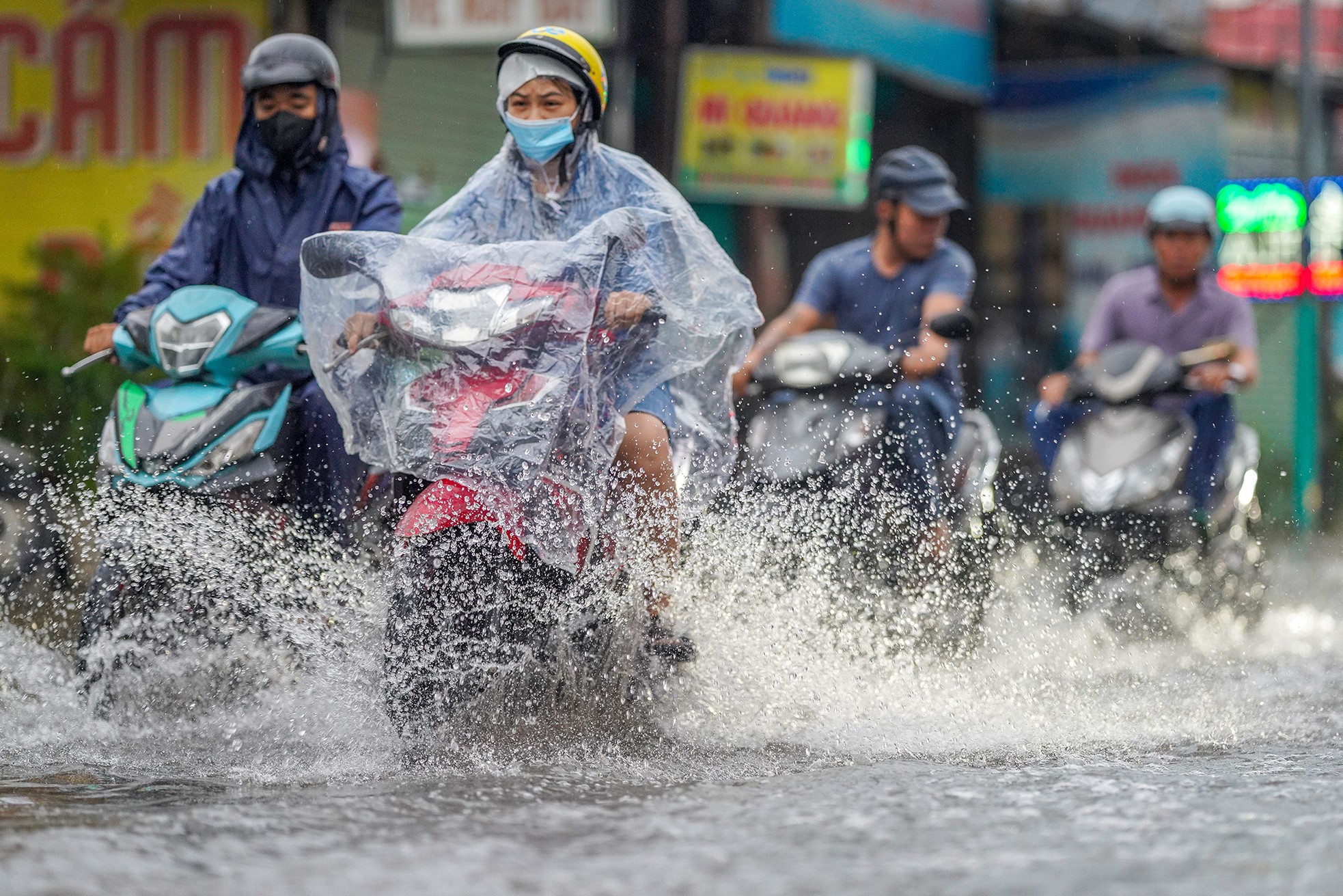 Mưa như trút ở TPHCM, xe chết máy hàng loạt, đường hoá sông - Ảnh 11. Mưa như trút ở TPHCM, xe chết máy hàng loạt, đường hoá sông - Ảnh 11.