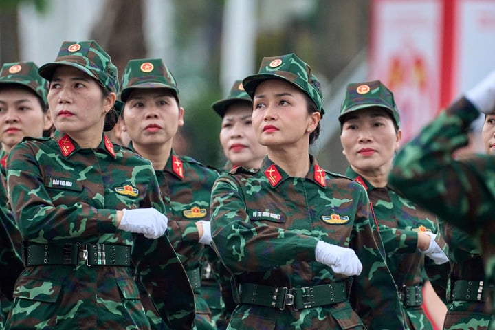 Những 'bông hồng thép' tại lễ diễu hành ở Hải Phòng: Ngất xong tỉnh lại tập tiếp - Ảnh 2. Những 'bông hồng thép' tại lễ diễu hành ở Hải Phòng: Ngất xong tỉnh lại tập tiếp - Ảnh 2.