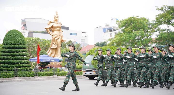 Những 'bông hồng thép' tại lễ diễu hành ở Hải Phòng: Ngất xong tỉnh lại tập tiếp - Ảnh 1. Những 'bông hồng thép' tại lễ diễu hành ở Hải Phòng: Ngất xong tỉnh lại tập tiếp - Ảnh 1.