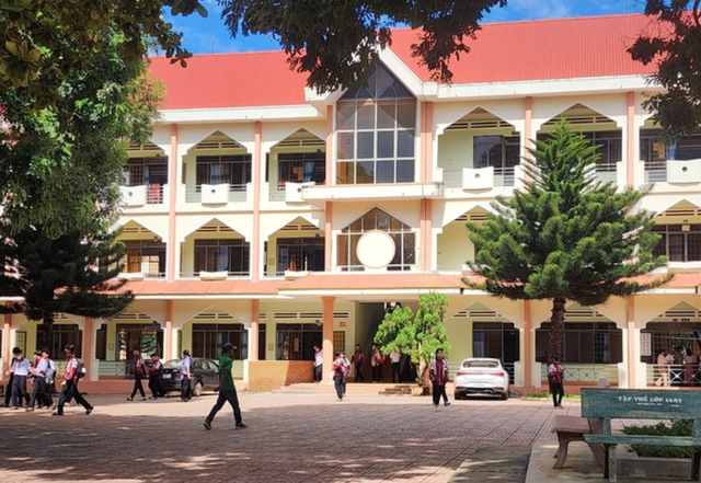 Vụ nhiều học sinh lớp 12 "tự nguyện" xin nghỉ học: Giáo viên chủ nhiệm thông tin bất ngờ - Ảnh 1. Vụ nhiều học sinh lớp 12 "tự nguyện" xin nghỉ học: Giáo viên chủ nhiệm thông tin bất ngờ - Ảnh 1.