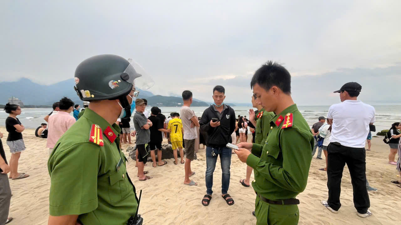 Phát hiện thi thể hai học sinh trôi dạt vào bãi biển Nam Ô - Ảnh 1. Tá hỏa phát hiện thi thể hai em nhỏ trôi dạt vào bờ biển Nam Ô - Ảnh 1.