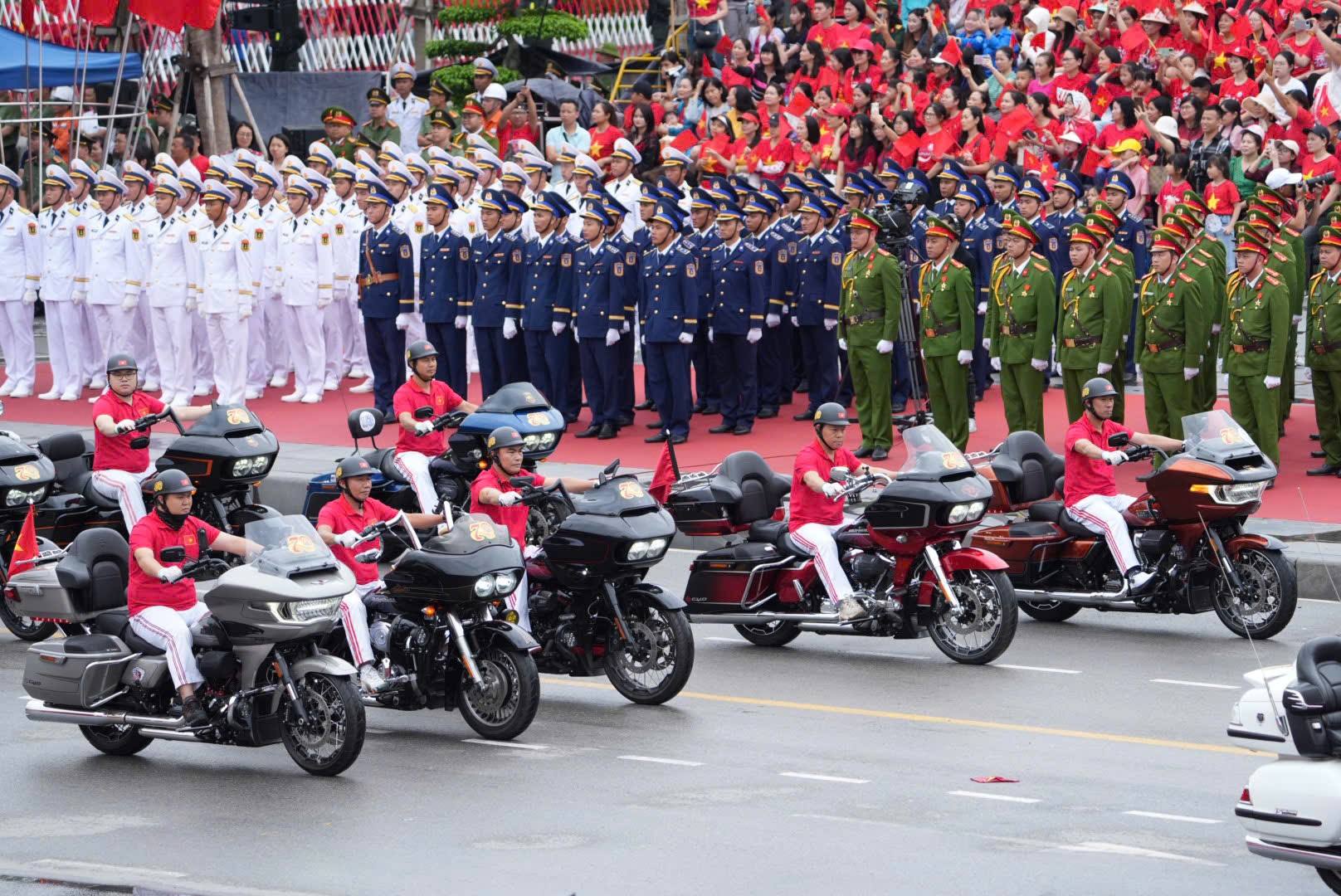 Cận cảnh dàn "biệt thự di động" trong "concert Hải Phòng": Toàn xế khủng tiền tỷ, dân tình được phen mãn nhãn - Ảnh 1.