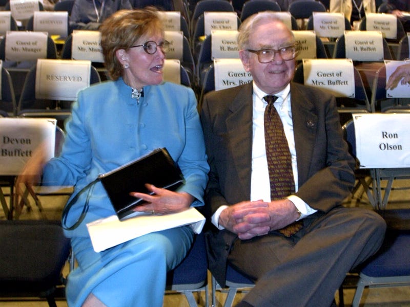 Bí quyết giữ hạnh phúc hôn nhân từ Warren Buffet: &quot;Muốn lâu bền, hãy tìm người có kỳ vọng thấp!&quot;- Ảnh 2.