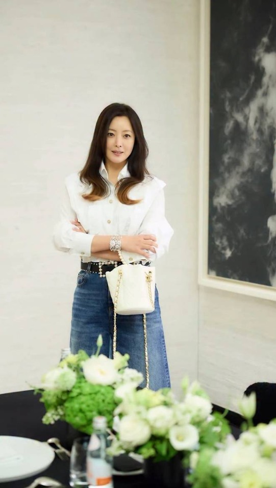 Xuất hiện vài giây, Kim Hee Sun khiến cả mạng xã hội phát sốt vì ánh nhìn chuẩn “dâu hào môn” - Ảnh 2. Xuất hiện vài giây, Kim Hee Sun khiến cả mạng xã hội phát sốt vì ánh nhìn chuẩn “dâu hào môn” - Ảnh 2.