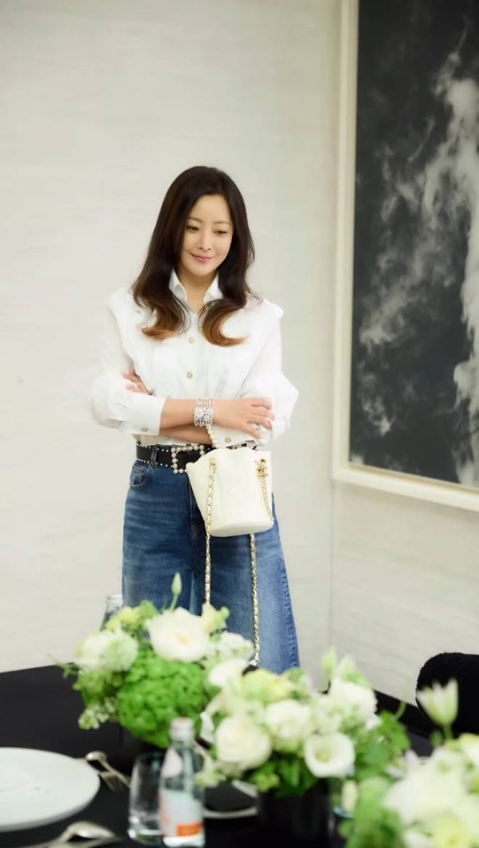 Xuất hiện vài giây, Kim Hee Sun khiến cả mạng xã hội phát sốt vì ánh nhìn chuẩn “dâu hào môn” - Ảnh 3. Xuất hiện vài giây, Kim Hee Sun khiến cả mạng xã hội phát sốt vì ánh nhìn chuẩn “dâu hào môn” - Ảnh 3.