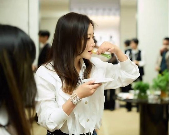 Xuất hiện vài giây, Kim Hee Sun khiến cả mạng xã hội phát sốt vì ánh nhìn chuẩn “dâu hào môn” - Ảnh 1. Xuất hiện vài giây, Kim Hee Sun khiến cả mạng xã hội phát sốt vì ánh nhìn chuẩn “dâu hào môn” - Ảnh 1.