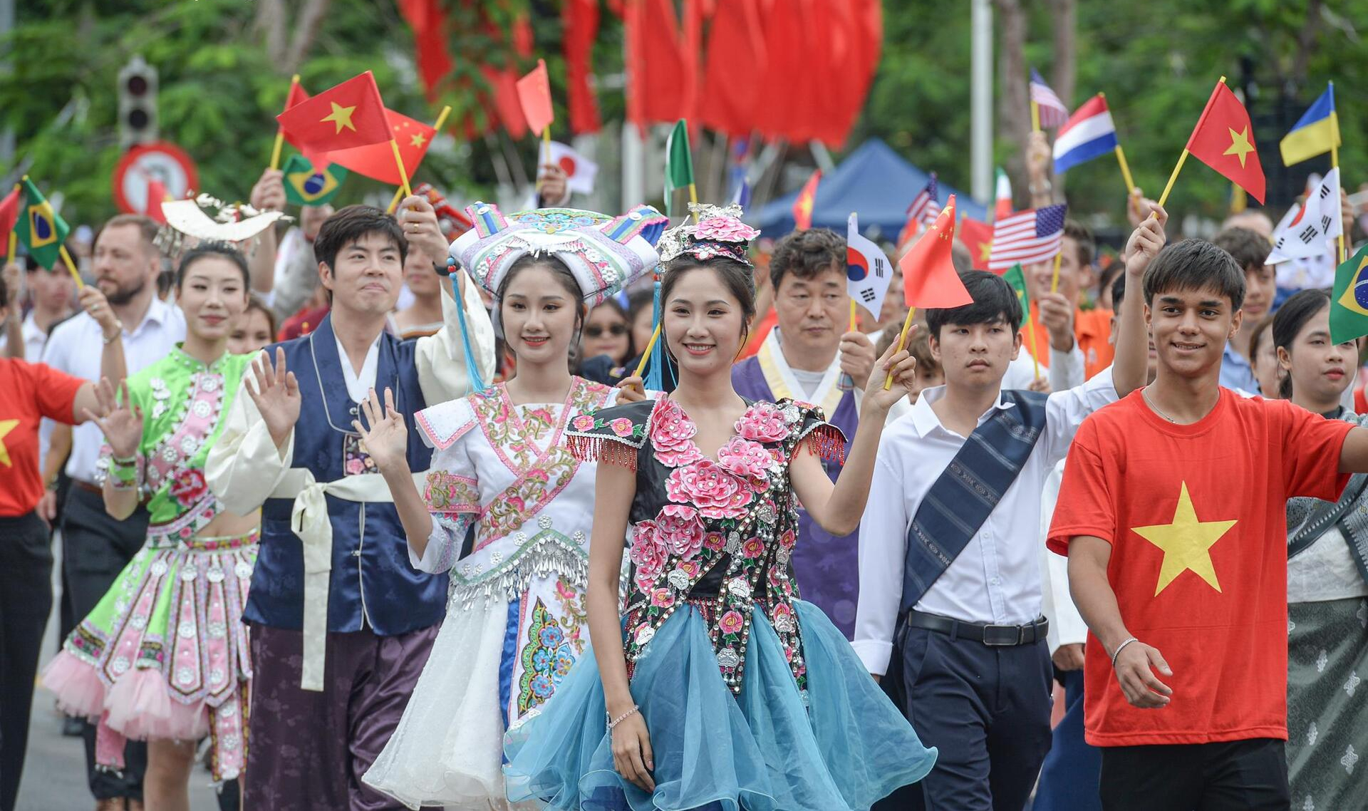 Hàng vạn người đội mưa tham gia diễu hành chào mừng 70 năm Ngày giải phóng Hải Phòng- Ảnh 14. Hàng vạn người đội mưa tham gia diễu hành chào mừng 70 năm Ngày giải phóng Hải Phòng- Ảnh 14.