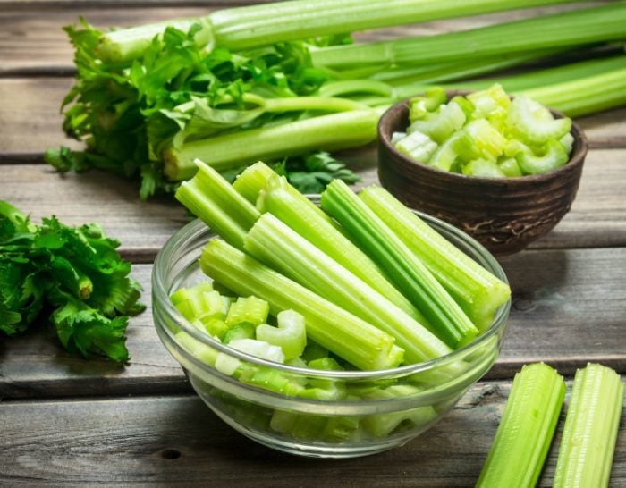 Cần tây đừng chỉ ép nước giảm cân, làm ngay món siêu ngon này để tăng cường sức khỏe "phòng the"- Ảnh 1. Cần tây đừng chỉ ép nước giảm cân, làm ngay món siêu ngon này để tăng cường sức khỏe "phòng the"- Ảnh 1.