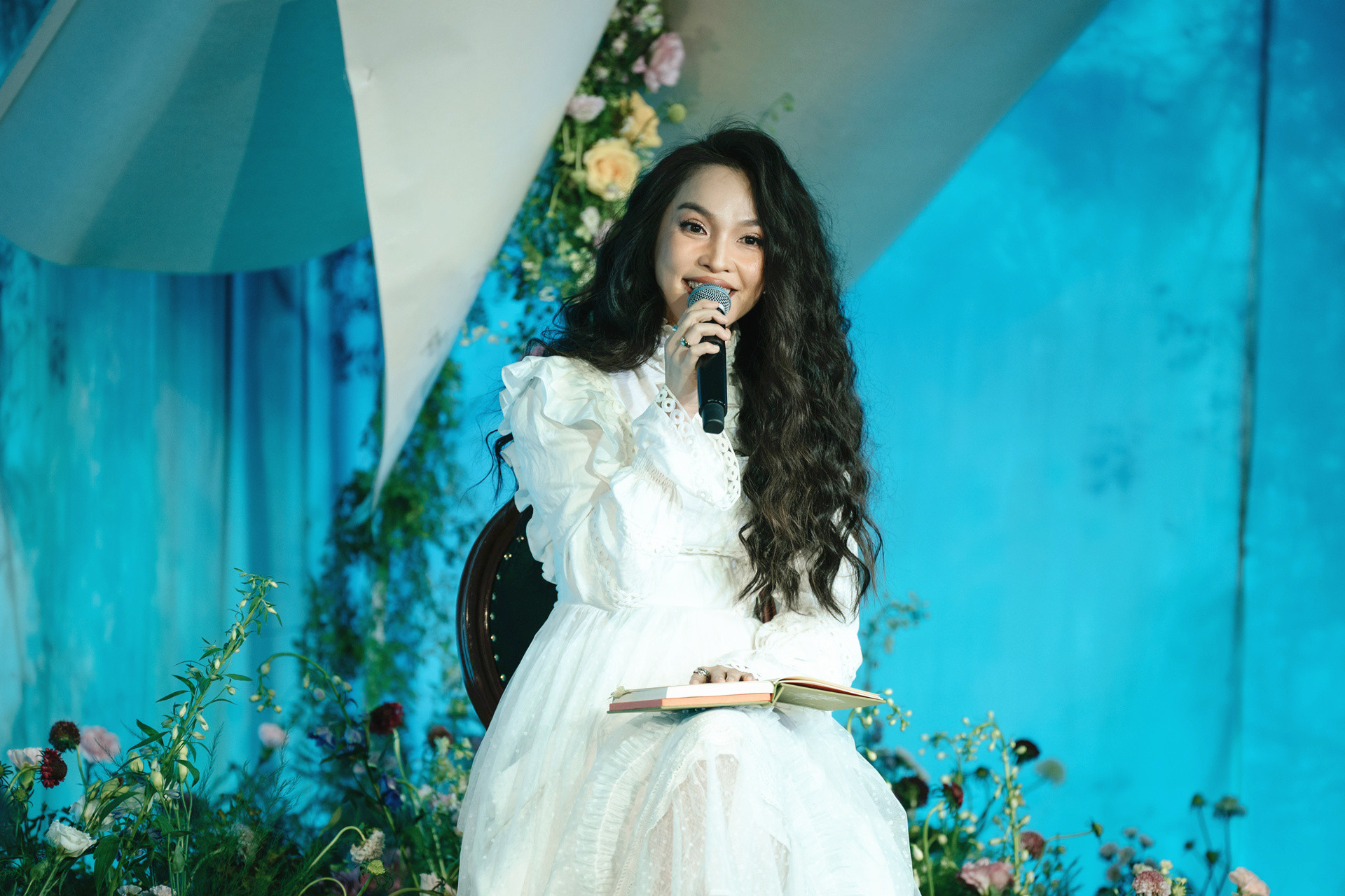 Hiền Thục bật khóc khi nói về gia đình, chỉ cười nhẹ khi nhắc về người cũ từng yêu Hiền Thục bật khóc khi nói về gia đình, chỉ cười nhẹ khi nhắc về người cũ từng yêu