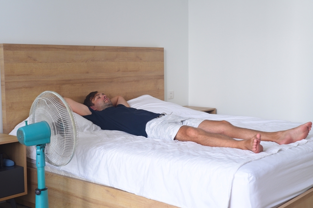 sleeping-with-a-fan-1746864620667886301588-1746923883974-17469238840741872045466.jpg