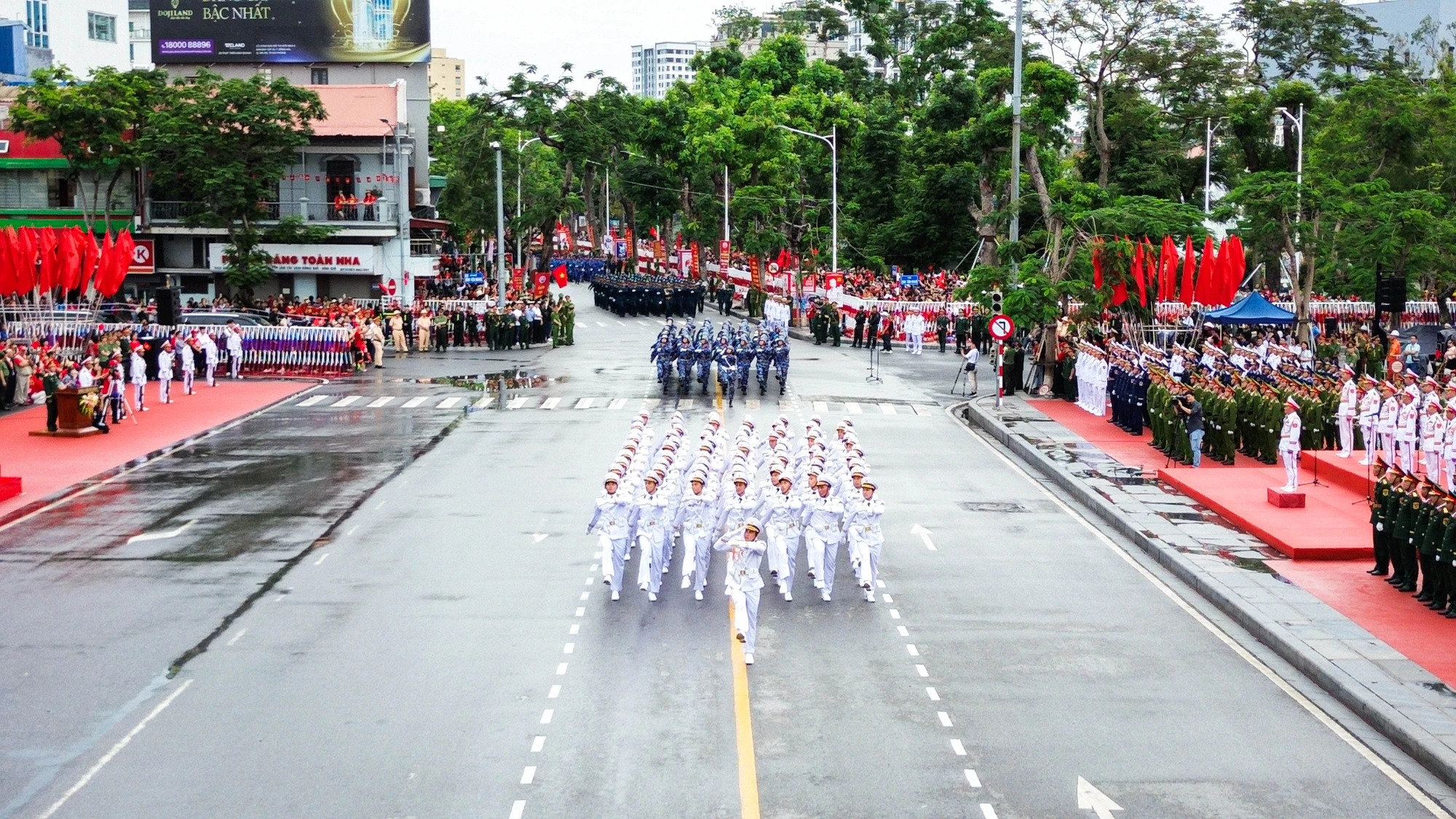 Hàng vạn người đội mưa tham gia diễu hành chào mừng 70 năm Ngày giải phóng Hải Phòng- Ảnh 7. Hàng vạn người đội mưa tham gia diễu hành chào mừng 70 năm Ngày giải phóng Hải Phòng- Ảnh 7.