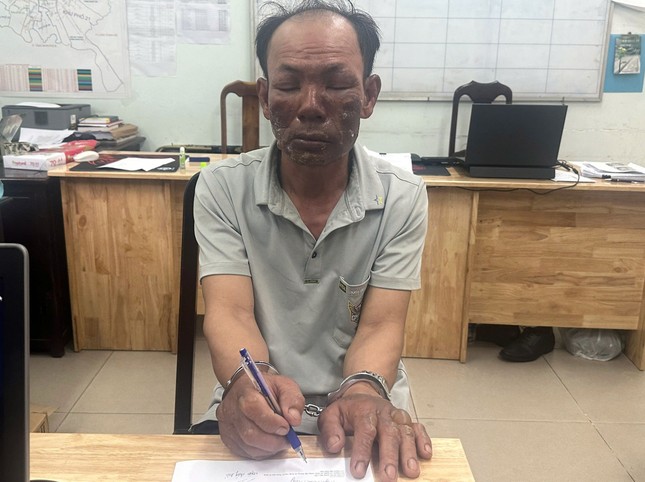Rùng mình lời khai của nghi phạm phóng hỏa nhà trọ khiến 3 người tử vong ở TPHCM - Ảnh 1. Rùng mình lời khai của nghi phạm phóng hỏa nhà trọ khiến 3 người tử vong ở TPHCM - Ảnh 1.