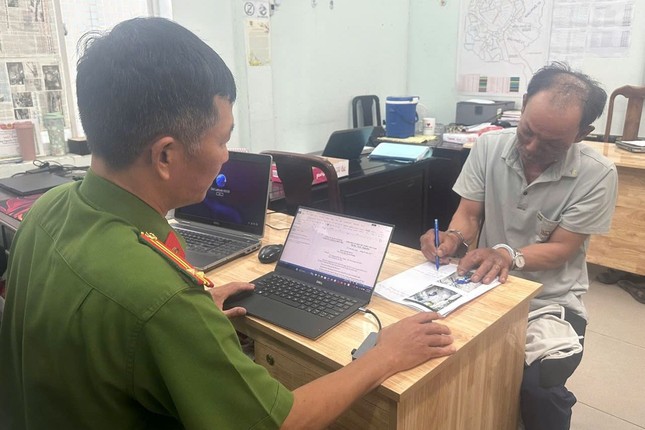 Rùng mình lời khai của nghi phạm phóng hỏa nhà trọ khiến 3 người tử vong ở TPHCM - Ảnh 2. Rùng mình lời khai của nghi phạm phóng hỏa nhà trọ khiến 3 người tử vong ở TPHCM - Ảnh 2.
