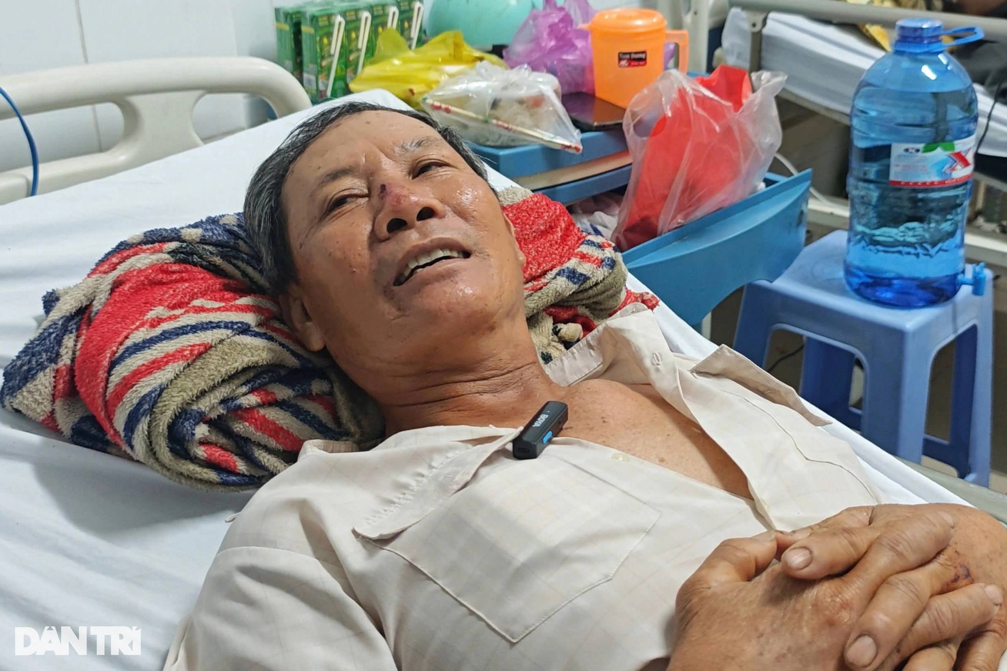 Lời kể rùng mình của đôi vợ chồng trong vụ sập đường dẫn cầu mới khánh thành tại Tây Ninh: &quot;Tôi chỉ biết kêu cứu vì sợ bị chôn sống&quot; - Ảnh 1.