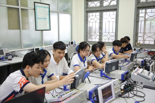 Ít học sinh chọn thi các môn STEM: Cảnh báo chất lượng nguồn nhân lực - Ảnh 1. Ít học sinh chọn thi các môn STEM: Cảnh báo chất lượng nguồn nhân lực - Ảnh 1.