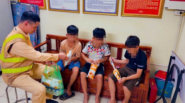 Hà Nội: 3 cháu bé rủ nhau đạp xe đi chơi quên đường về được CSGT giúp đỡ - Ảnh 2. Hà Nội: 3 cháu bé rủ nhau đạp xe đi chơi quên đường về được CSGT giúp đỡ - Ảnh 2.