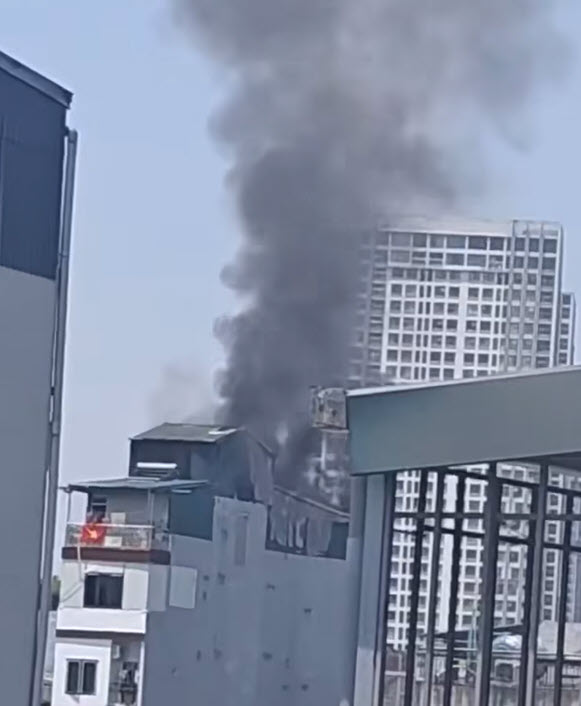 Hà Nội: Cháy nhà cao tầng trong ngõ Triều Khúc, nhiều người bỏ chạy ra ngoài - Ảnh 1. Hà Nội: Cháy nhà cao tầng trong ngõ Triều Khúc, nhiều người bỏ chạy ra ngoài - Ảnh 1.