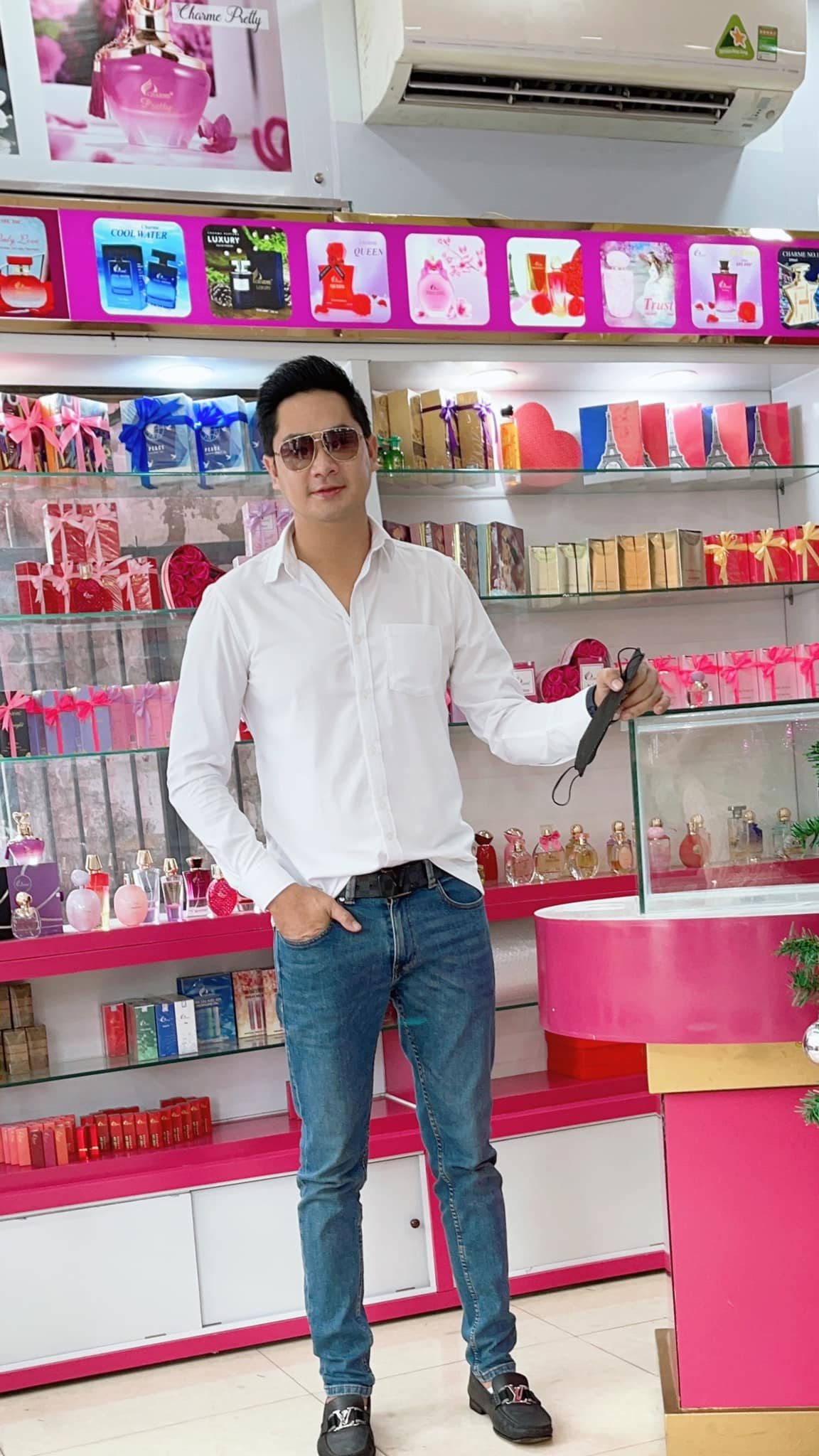 Nam diễn viên có nhà vườn 3000m² ở Đồng Tháp, 2 căn hộ - 8 cửa hàng khắp Sài Gòn, bị đồn nghỉ đóng phim vì quá giàu - Ảnh 4. Nam diễn viên có nhà vườn 3000m² ở Đồng Tháp, 2 căn hộ - 8 cửa hàng khắp Sài Gòn, bị đồn nghỉ đóng phim vì quá giàu - Ảnh 4.