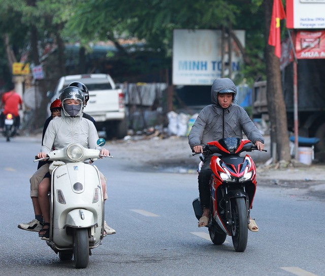 Hình ảnh lạ thường được ghi nhận tại Hà Nội vào buổi sáng sớm đầu tuần - Ảnh 4. Hình ảnh lạ thường được ghi nhận tại Hà Nội vào buổi sáng sớm đầu tuần - Ảnh 4.