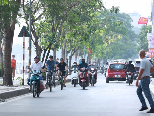 Hình ảnh lạ thường được ghi nhận tại Hà Nội vào buổi sáng sớm đầu tuần - Ảnh 1. Hình ảnh lạ thường được ghi nhận tại Hà Nội vào buổi sáng sớm đầu tuần - Ảnh 1.