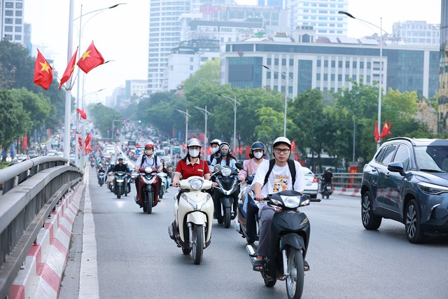 Hình ảnh lạ thường được ghi nhận tại Hà Nội vào buổi sáng sớm đầu tuần - Ảnh 6. Hình ảnh lạ thường được ghi nhận tại Hà Nội vào buổi sáng sớm đầu tuần - Ảnh 6.