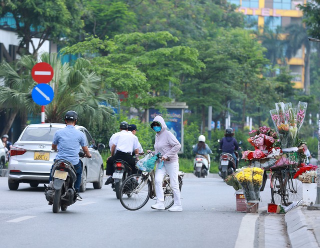Hình ảnh lạ thường được ghi nhận tại Hà Nội vào buổi sáng sớm đầu tuần - Ảnh 7. Hình ảnh lạ thường được ghi nhận tại Hà Nội vào buổi sáng sớm đầu tuần - Ảnh 7.