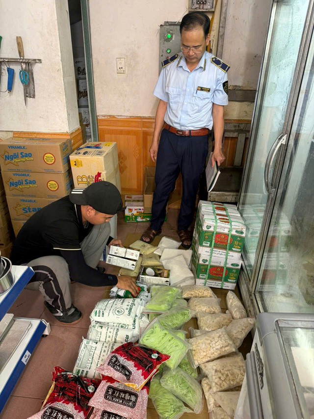 Hàng trăm gói cùi bưởi, trà thái, khoai dẻo... bị buộc tiêu huỷ vì không rõ nguồn gốc, xuất xứ - Ảnh 2. Hàng trăm gói cùi bưởi, trà thái, khoai dẻo... bị buộc tiêu huỷ vì không rõ nguồn gốc, xuất xứ - Ảnh 2.