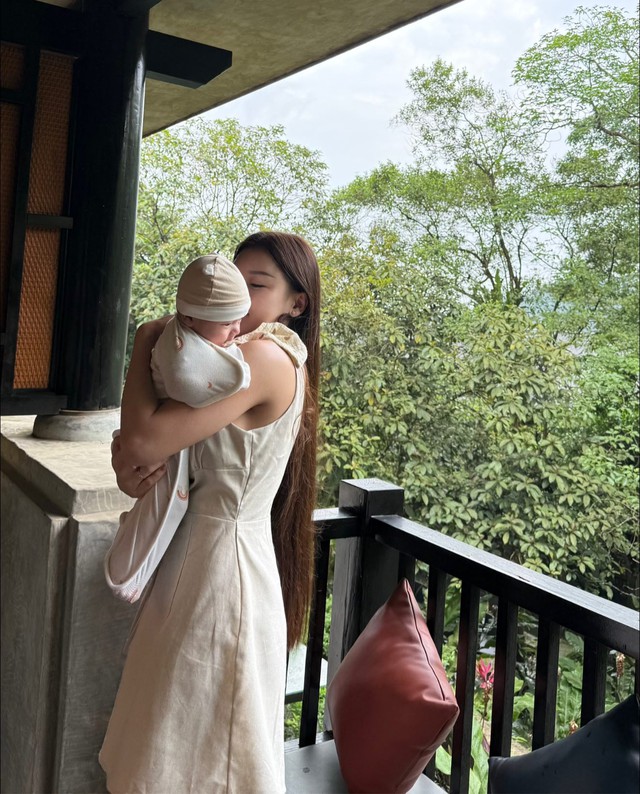 Yến Xuân có dấu hiệu trầm cảm sau khi sinh con cho Văn Lâm, cứ tưởng khoe dáng sexy nuột nà là ổn, nhưng không!- Ảnh 1. Yến Xuân có dấu hiệu trầm cảm sau khi sinh con cho Văn Lâm, cứ tưởng khoe dáng sexy nuột nà là ổn, nhưng không!- Ảnh 1.