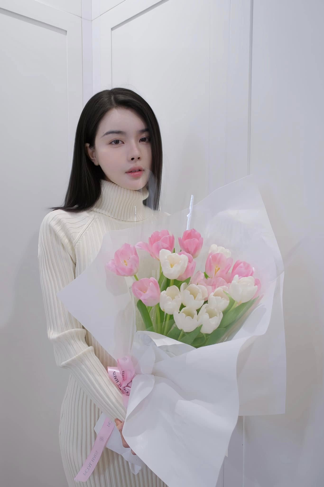 Xuất hiện với đôi môi sưng vù, bạn gái gia thế “trâm anh thế phiệt” của hậu vệ Văn Thanh phẫu thuật thẩm mỹ?- Ảnh 2. Xuất hiện với đôi môi sưng vù, bạn gái gia thế “trâm anh thế phiệt” của hậu vệ Văn Thanh phẫu thuật thẩm mỹ?- Ảnh 2.