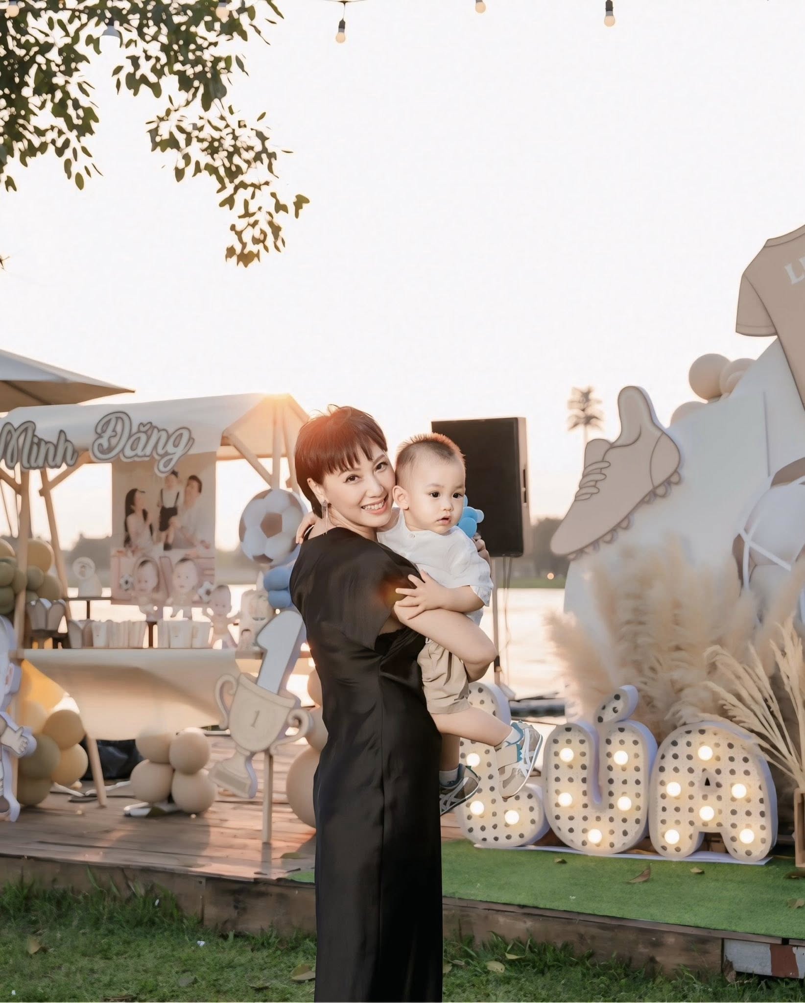 Mẹ vợ hot nhất l&agrave;ng b&oacute;ng đ&aacute; khoe nhan sắc U50 trẻ đẹp kh&oacute; tin, &ldquo;gen&rdquo; đỉnh cỡ n&agrave;y Do&atilde;n Hải My cỡ n&agrave;o?- Ảnh 1.