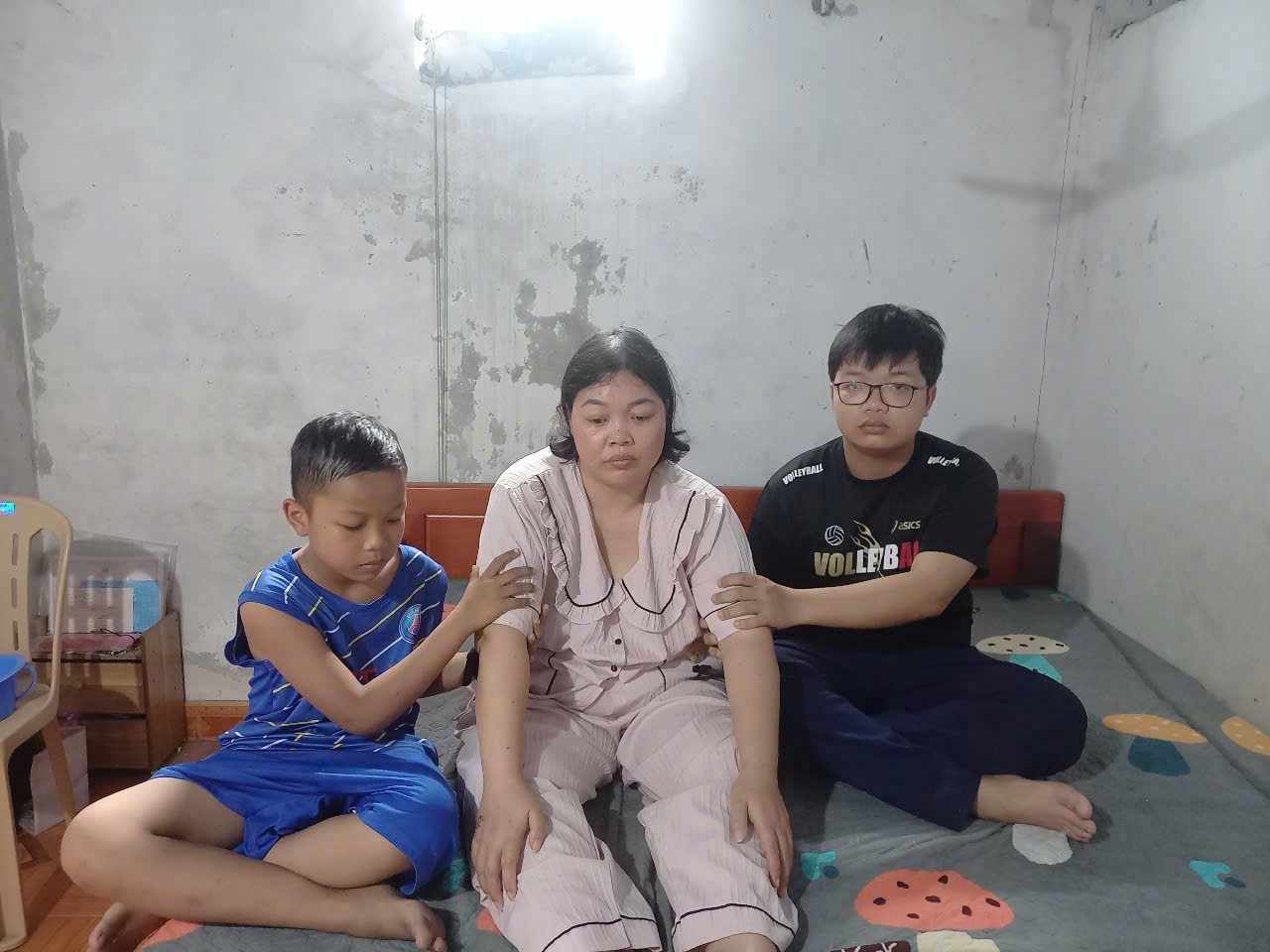 Mẹ bại liệt nén đau đớn, mong có tiền cứu chữa con trai mắc bệnh hiểm nghèo- Ảnh 1.
