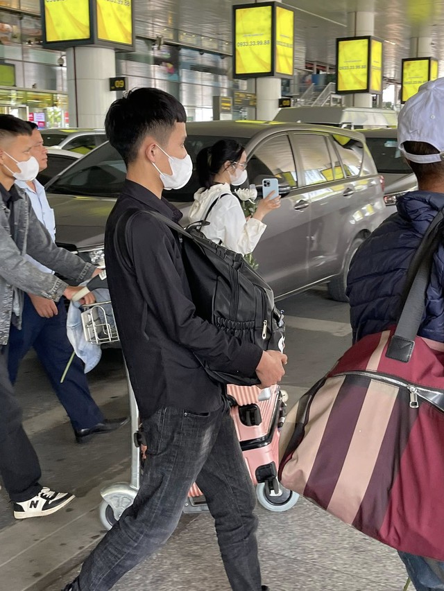 Xót xa khoảnh khắc đón tro cốt 4 lao động Việt tử vong ở Đài Loan: Người thân quỵ ngã, nước mắt nghẹn ngào ngay tại sân bay - Ảnh 5. Xót xa khoảnh khắc đón tro cốt 4 lao động Việt tử vong ở Đài Loan: Người thân quỵ ngã, nước mắt nghẹn ngào ngay tại sân bay - Ảnh 5.
