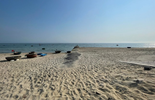 Tàu cổ trồi lên ở bờ biển Hội An: 'Bảo vật' cực kỳ hiếm hoi - Ảnh 2. Tàu cổ trồi lên ở bờ biển Hội An: 'Bảo vật' cực kỳ hiếm hoi - Ảnh 2.