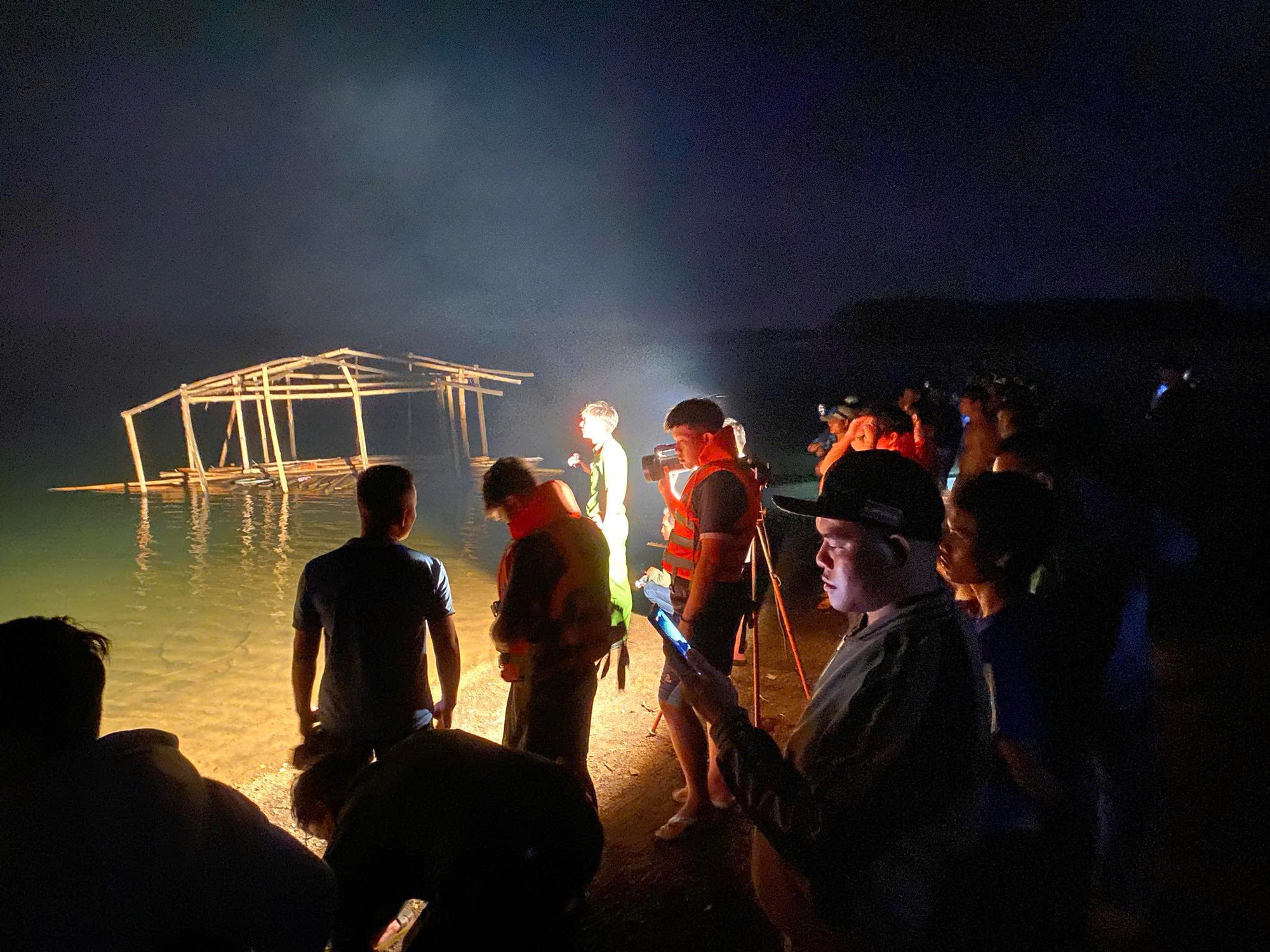 Ăn nhậu rồi nhảy xuống hồ thủy điện bơi, người đ&agrave;n &ocirc;ng mất t&iacute;ch - Ảnh 2.