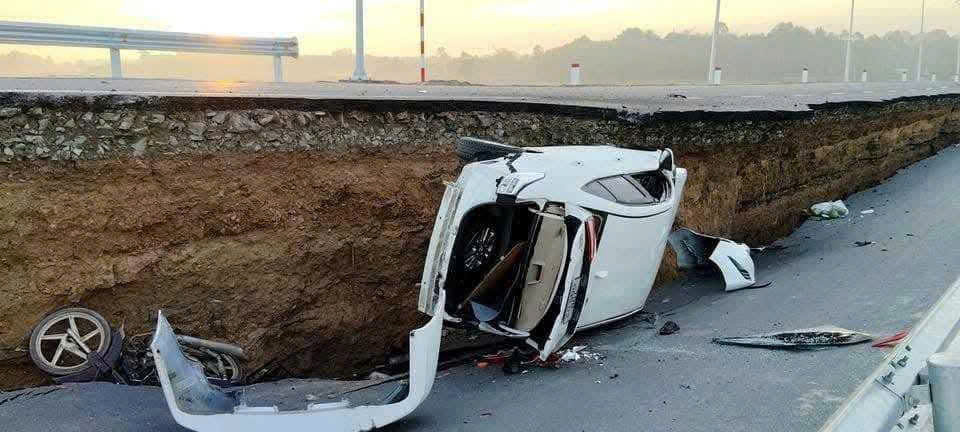 Vụ sụt lún khiến ô tô, xe máy rơi xuống hố ở Tây Ninh: Cục Đường bộ Việt Nam lên tiếng - Ảnh 2. Vụ sụt lún ô tô xe máy rơi xuống hố ở Tây Ninh: Cục Đường bộ Việt Nam lên tiếng - Ảnh 2.