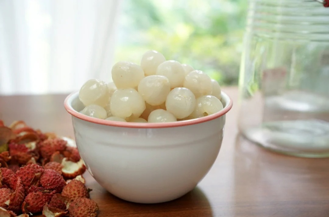 Vải thiều “vượt biên” vào bếp nhà sang: 5 món tráng miệng chuẩn fine dining từ thứ quả dân dã - Ảnh 6. Vải thiều “vượt biên” vào bếp nhà sang: 5 món tráng miệng chuẩn fine dining từ thứ quả dân dã - Ảnh 6.