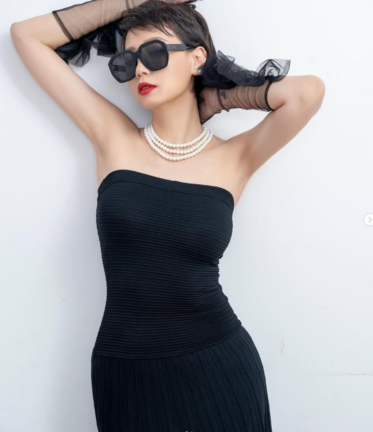 Mẹ vợ hot nhất l&agrave;ng b&oacute;ng đ&aacute; khoe nhan sắc U50 trẻ đẹp kh&oacute; tin, &ldquo;gen&rdquo; đỉnh cỡ n&agrave;y Do&atilde;n Hải My cỡ n&agrave;o?- Ảnh 2.