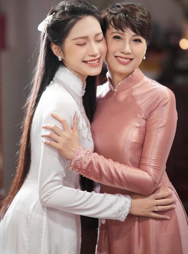 Mẹ vợ hot nhất l&agrave;ng b&oacute;ng đ&aacute; khoe nhan sắc U50 trẻ đẹp kh&oacute; tin, &ldquo;gen&rdquo; đỉnh cỡ n&agrave;y Do&atilde;n Hải My cỡ n&agrave;o?- Ảnh 4.