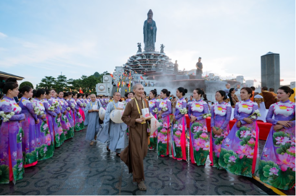Chủ tịch Ủy ban tổ chức Quốc tế Đại lễ Vesak Liên Hiệp Quốc (ICDV): Trên đỉnh núi Bà Đen, chúng ta đang được tận hưởng cảnh giới an lạc - Ảnh 2. Chủ tịch Ủy ban tổ chức Quốc tế Đại lễ Vesak Liên Hiệp Quốc (ICDV): Trên đỉnh núi Bà Đen, chúng ta đang được tận hưởng cảnh giới an lạc - Ảnh 2.