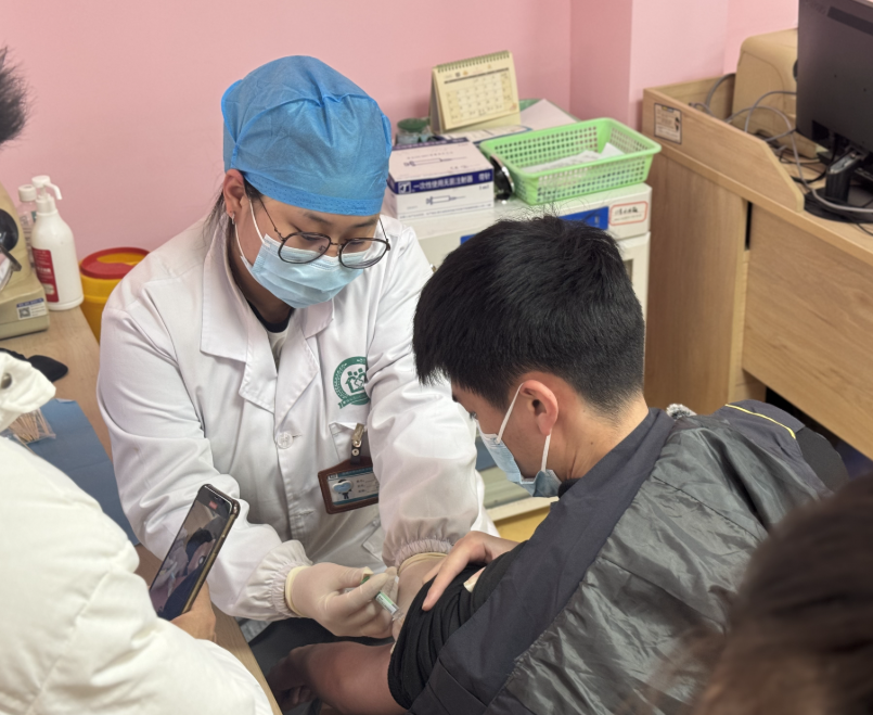 Trước và sau khi tiêm vắc xin HPV, nam giới cần lưu ý gì?- Ảnh 1. Trước và sau khi tiêm vắc xin HPV, nam giới cần lưu ý gì?- Ảnh 1.