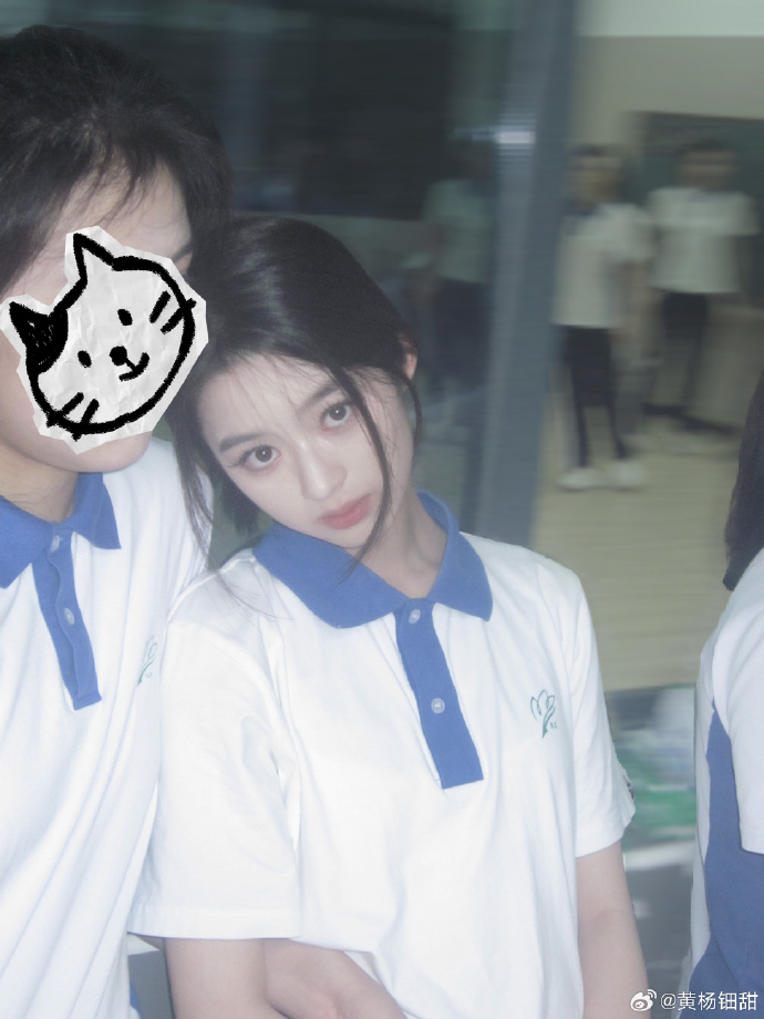 Bộ ảnh tốt nghiệp đang hot nhất xứ Trung: Nữ ch&iacute;nh c&oacute; visual b&ugrave;ng nổ, th&agrave;nh t&iacute;ch học vấn c&ograve;n đ&aacute;ng nể gấp bội - Ảnh 3.