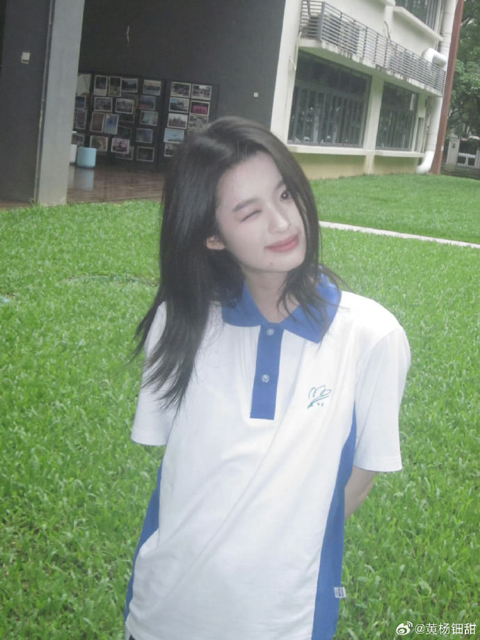 Bộ ảnh tốt nghiệp đang hot nhất xứ Trung: Nữ ch&iacute;nh c&oacute; visual b&ugrave;ng nổ, th&agrave;nh t&iacute;ch học vấn c&ograve;n đ&aacute;ng nể gấp bội - Ảnh 4.