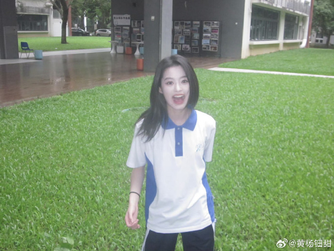 Bộ ảnh tốt nghiệp đang hot nhất xứ Trung: Nữ ch&iacute;nh c&oacute; visual b&ugrave;ng nổ, th&agrave;nh t&iacute;ch học vấn c&ograve;n đ&aacute;ng nể gấp bội - Ảnh 2.