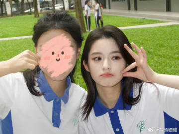 Bộ ảnh tốt nghiệp đang hot nhất xứ Trung: Nữ ch&iacute;nh c&oacute; visual b&ugrave;ng nổ, th&agrave;nh t&iacute;ch học vấn c&ograve;n đ&aacute;ng nể gấp bội - Ảnh 1.