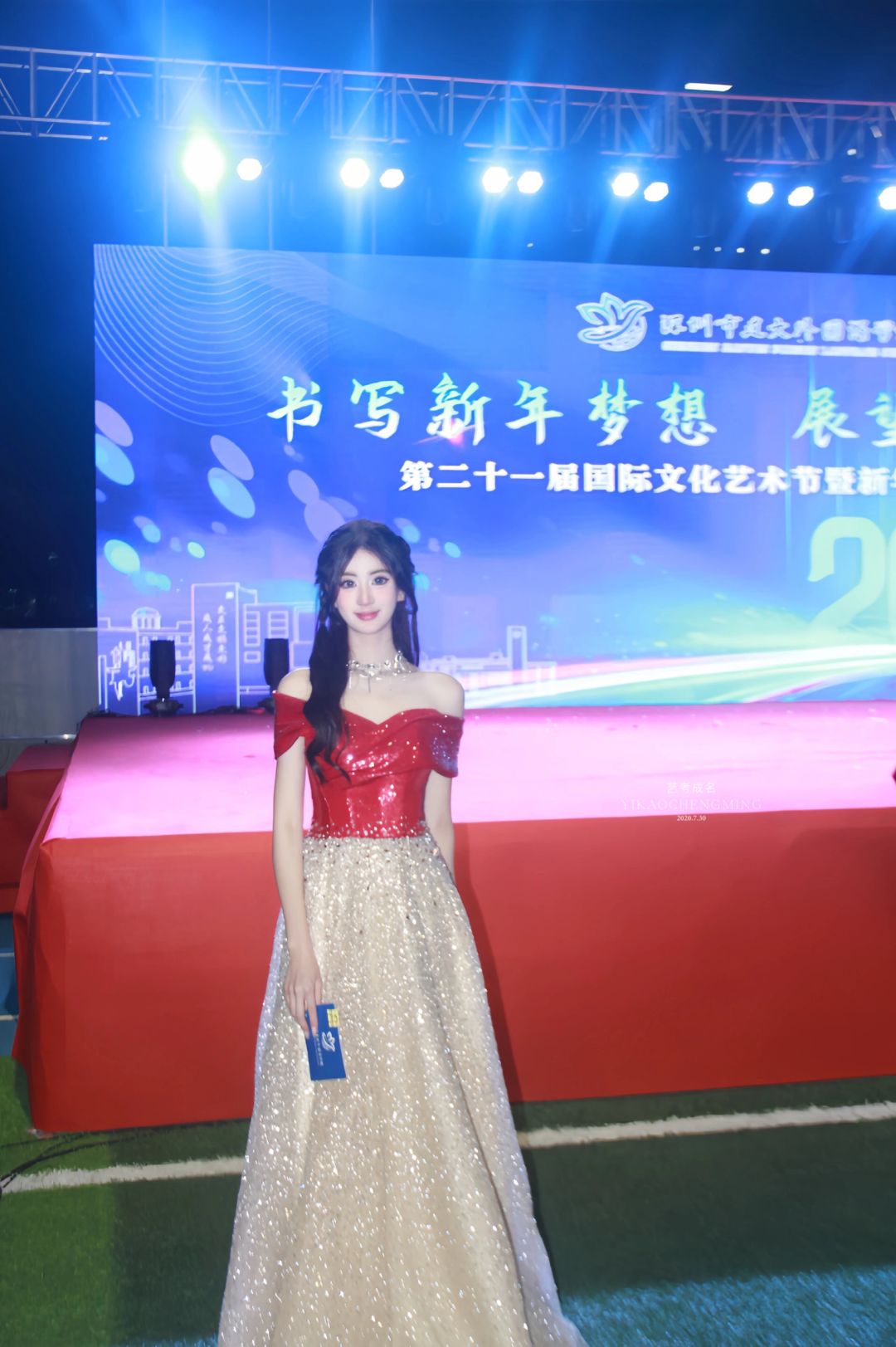 Nữ sinh cầm bảng tại hội thao tạo khoảnh khắc Nữ sinh cầm bảng tại hội thao tạo khoảnh khắc