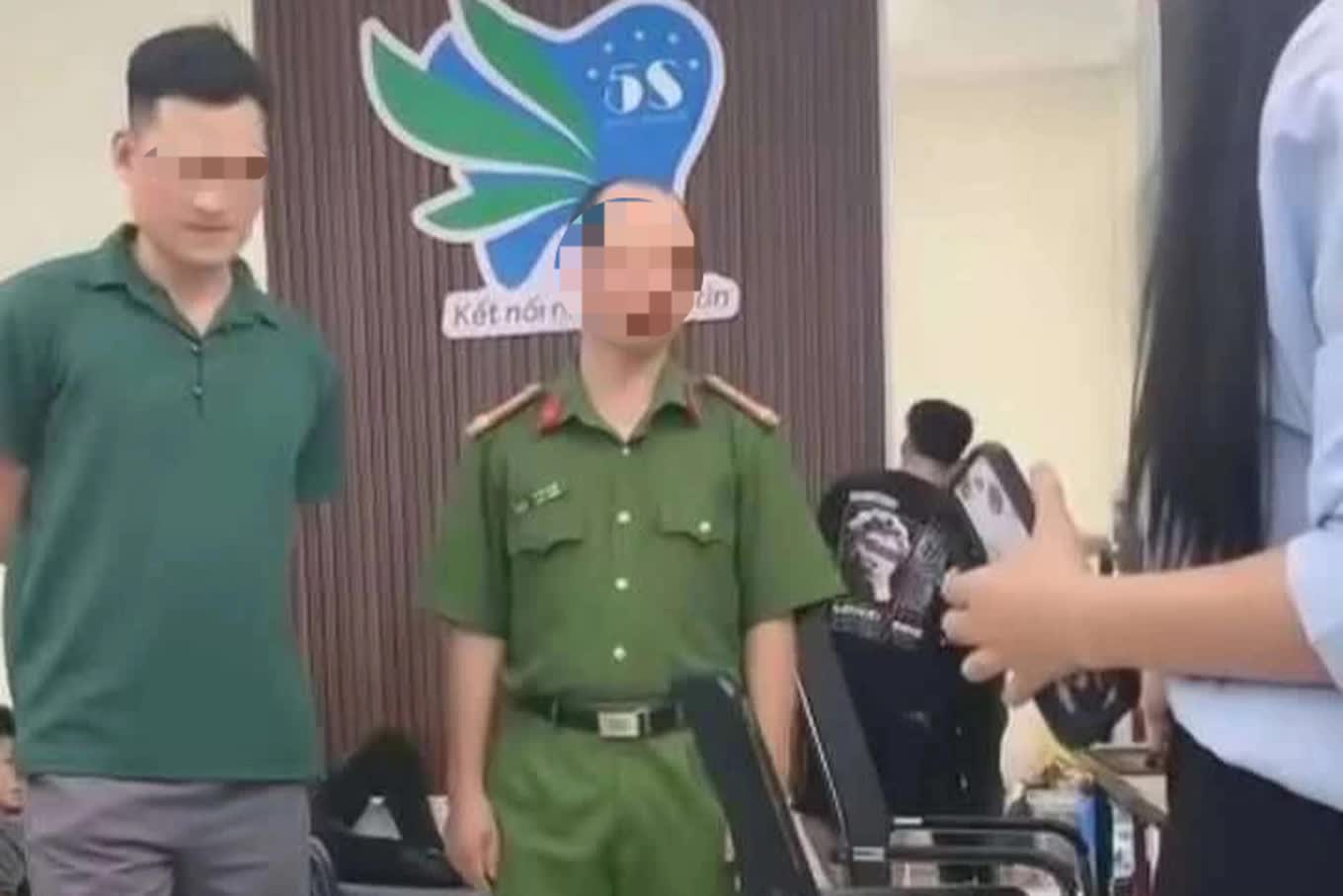 Hà Nội: Tạm đình chỉ công tác cán bộ công an phường bị tố đánh 1 cô gái - Ảnh 1. Hà Nội: Tạm đình chỉ công tác cán bộ công an phường bị tố đánh 1 cô gái - Ảnh 1.