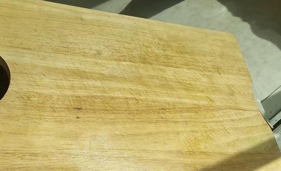 T&ocirc;i thử vệ sinh thớt theo c&aacute;ch kh&ocirc;ng ai ngờ: Nấm mốc đen biến mất, gỗ s&aacute;ng lại v&agrave; cả nh&agrave; y&ecirc;n t&acirc;m ăn uống - Ảnh 5.