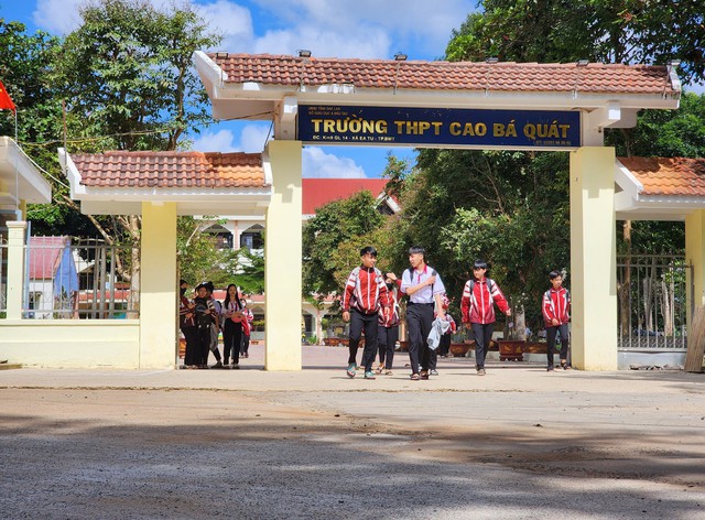 Vụ nhiều học sinh lớp 12 “tự nguyện” xin nghỉ học: Hiệu trưởng hẹn gặp, nói “có thi cũng không đậu” - Ảnh 2.
